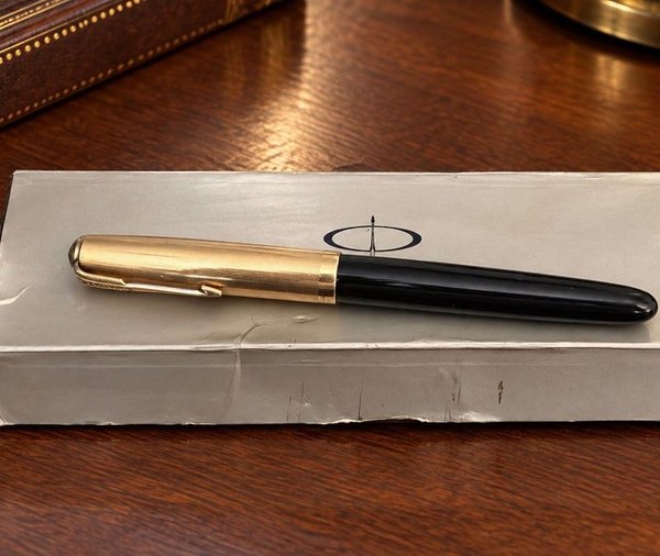 Pluma Estilográfica Parker 51 Vintage Negra con Capuchón Dorado Estriado y Estuche