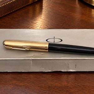 Lote siguiente: Pluma Estilográfica Parker 51 Vintage Negra con Capuchón Dorado Estriado y Estuche