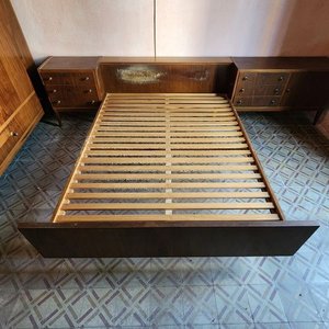 Cama Dos Plazas con Mesa de Luz y Cómoda Incorporadas - imagen 2