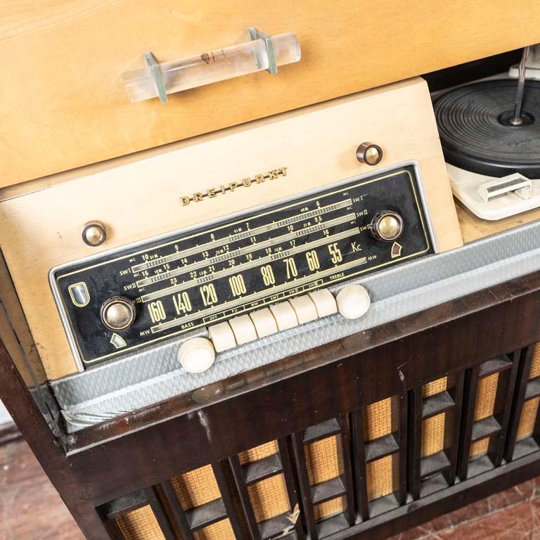 Radio de pie DREIPUNKT con pata de metal y parlantes laterales extraíbles - imagen 2