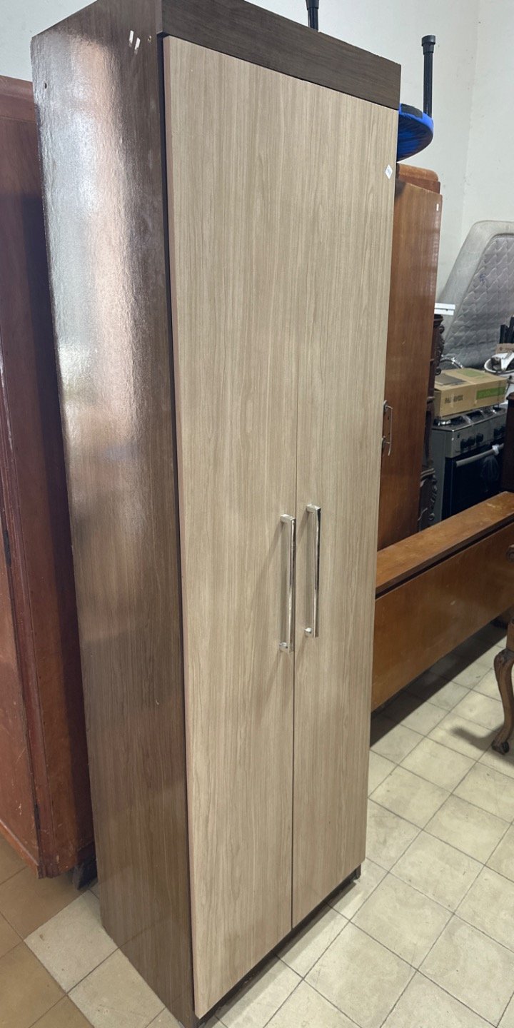 Lote anterior: Ropero de madera con diseño clásico