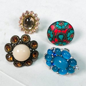 Lote de Cuatro Anillos Metálicos para Dama con Diseños Variados - imagen 2