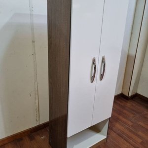 Mueble Blanco y Castaño con Puertas y Estante Abierto - imagen 3
