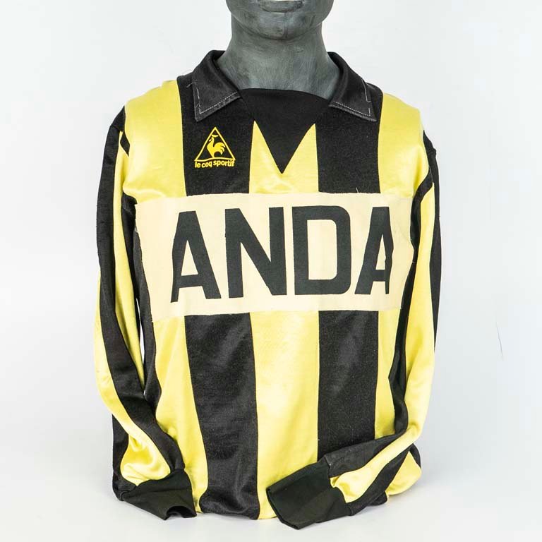 Lote siguiente: Camiseta de Peñarol de utilería marca Le Coq Sportif