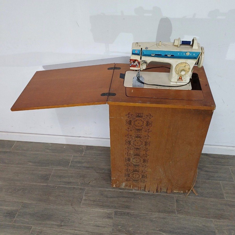 Lote siguiente: Maquina de coser con mueble vintage