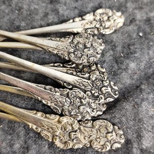 Conjunto de 9 Piezas de Cubiertos con Mangos Labrados y Sellos de Plata - imagen 4