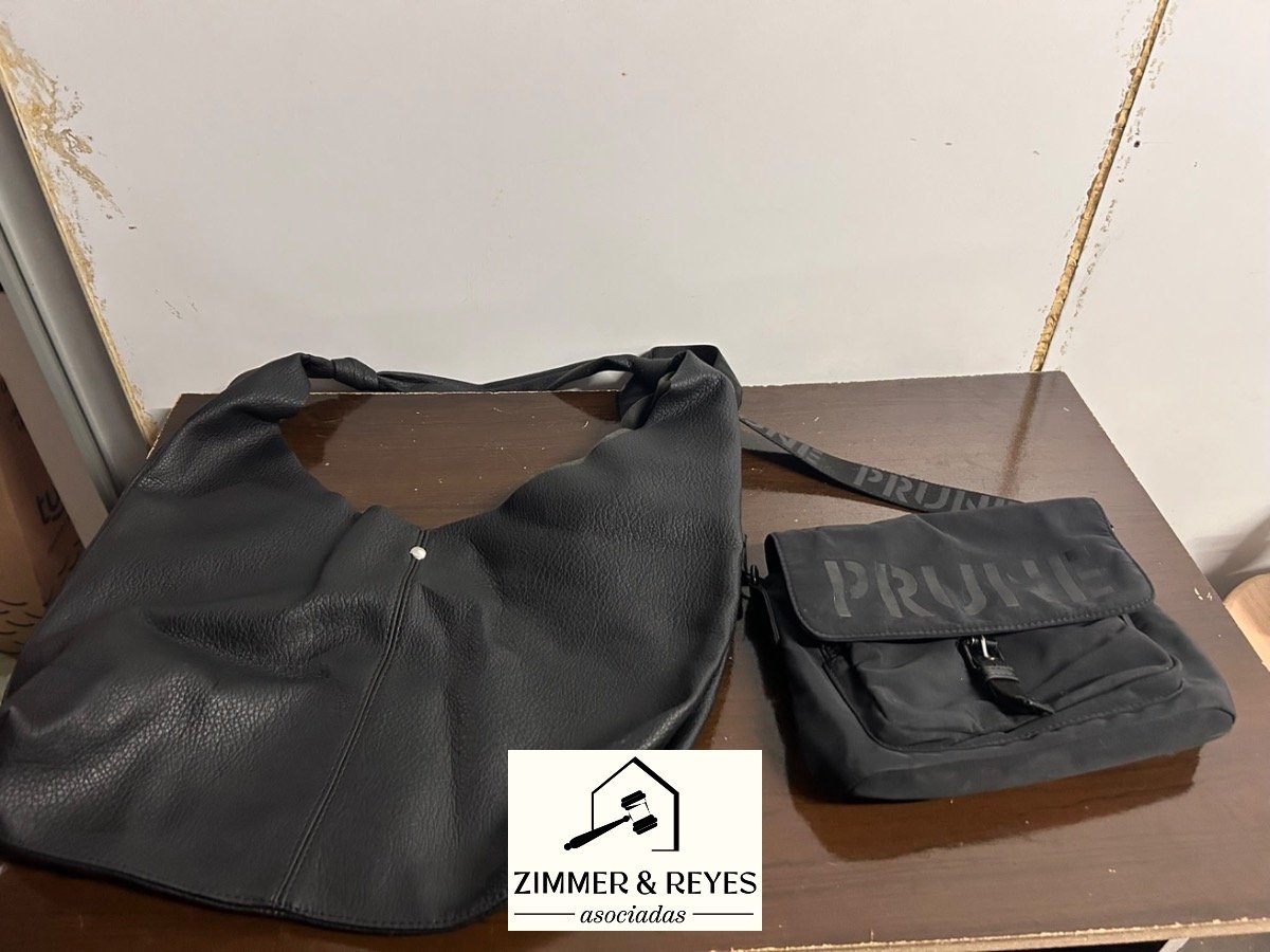 Bandolera y Cartera Prüne Negra de Cuero y Tela