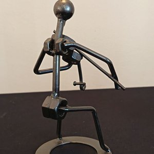 Escultura Artesanal "Violinista" en Metal Estilo Industrial - imagen 8