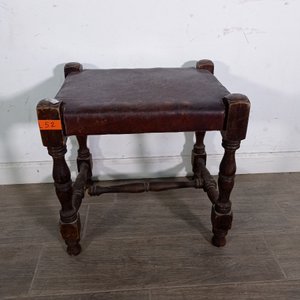 Banqueta Antigua de Cuero con Patas Torneadas - imagen 2