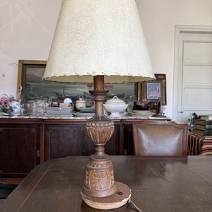 Lámpara de Mesa Antigua con Base de Madera Tallada y Pantalla de Tela - imagen 6