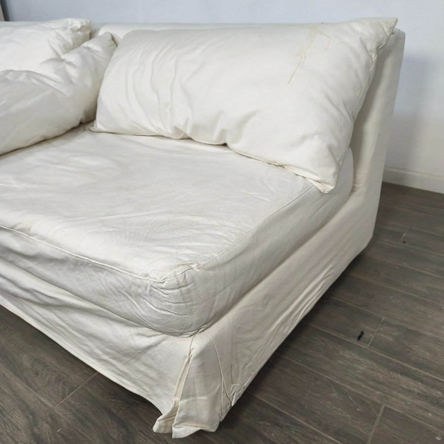 Sillón tipo camastro tapizado en Jean blanco con almohadones y patas de madera - imagen 4