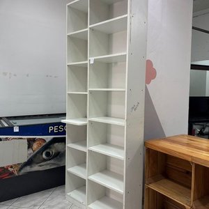 Lote siguiente: Estantería Vertical Blanca con Reparticiones y Luces