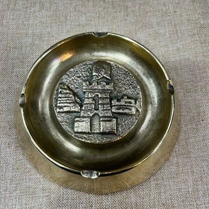 Lote anterior: Cenicero de Bronce con Relieve de Castillo y Cuatro Apoyacigarrillos