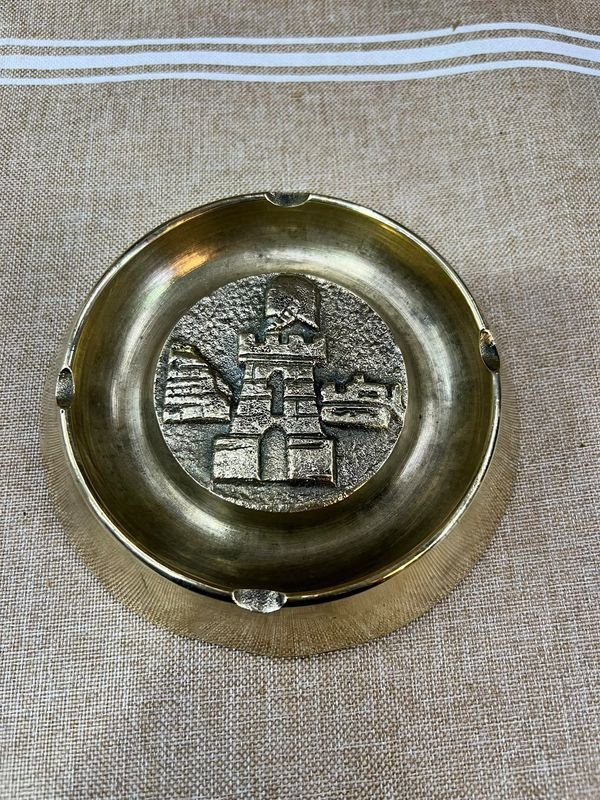 Cenicero de Bronce con Relieve de Castillo y Cuatro Apoyacigarrillos
