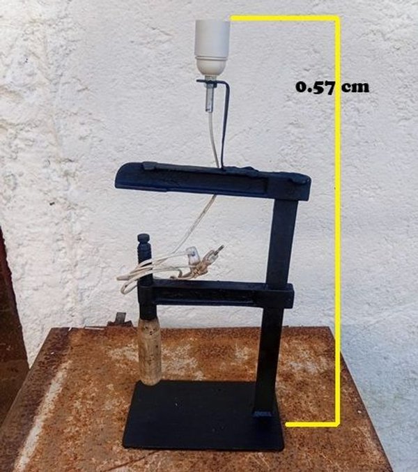 Lámpara de Mesa con Prensa o Sargento Metálico Negro