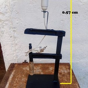 Lote anterior: Lámpara de Mesa con Prensa o Sargento Metálico Negro