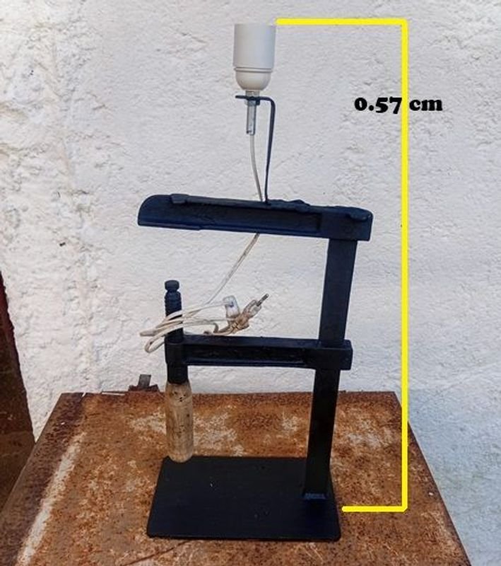 Lámpara de Mesa con Prensa o Sargento Metálico Negro