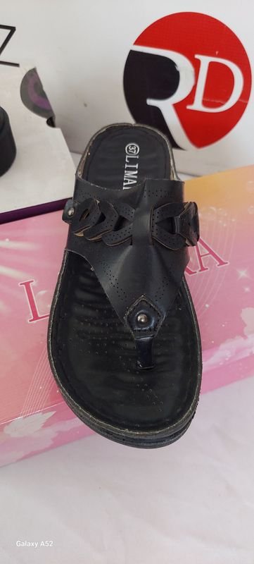 Calzado de cuero negro en excelente condición - imagen 5