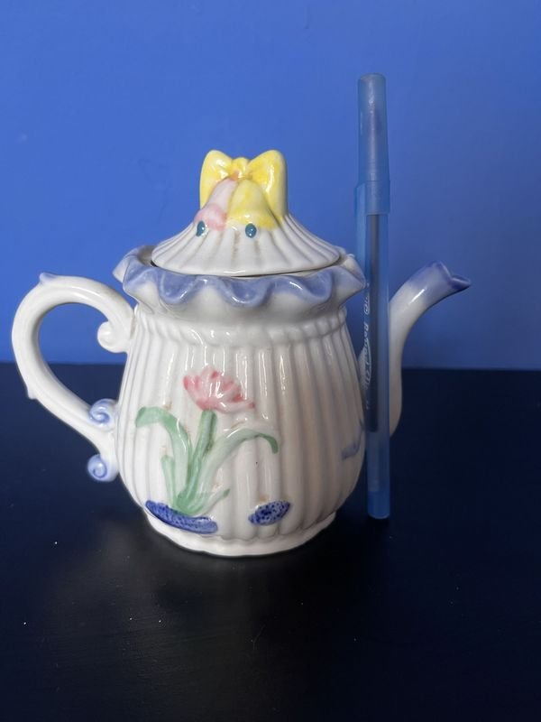 Lote anterior: Tetera con decoraciones de porcelana