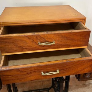 Mesa de Luz de Madera con Dos Cajones - imagen 7