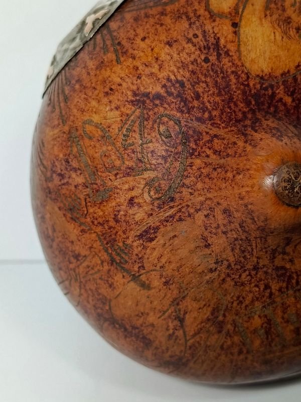 Mate galleta de calabaza con virola de plata y oro, tallado a mano - imagen 2