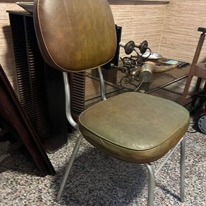 Lote siguiente: Silla Vintage Tapizada Verde Oliva con Respaldo Acolchado y Patas Cromadas