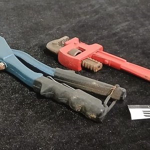 Lote de Herramientas: Remachadora, Llave Stillson, Llaves Fijas y Mandril - imagen 2