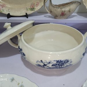 Lote de Vajilla de Loza: Sopera, Fuentes, Salsera y Platos - imagen 4