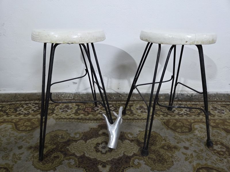 Lote siguiente: Bancos antiguos en hierro y madera para decoración