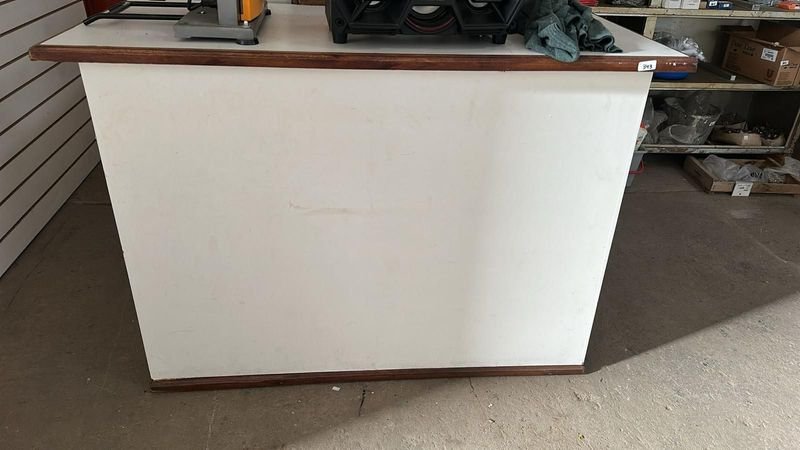 Lote siguiente: Mostreador de cocina con diseño simple