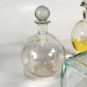 Lote de 4 piezas de vidrio: 3 botellones y 1 centro decorativo - imagen 3