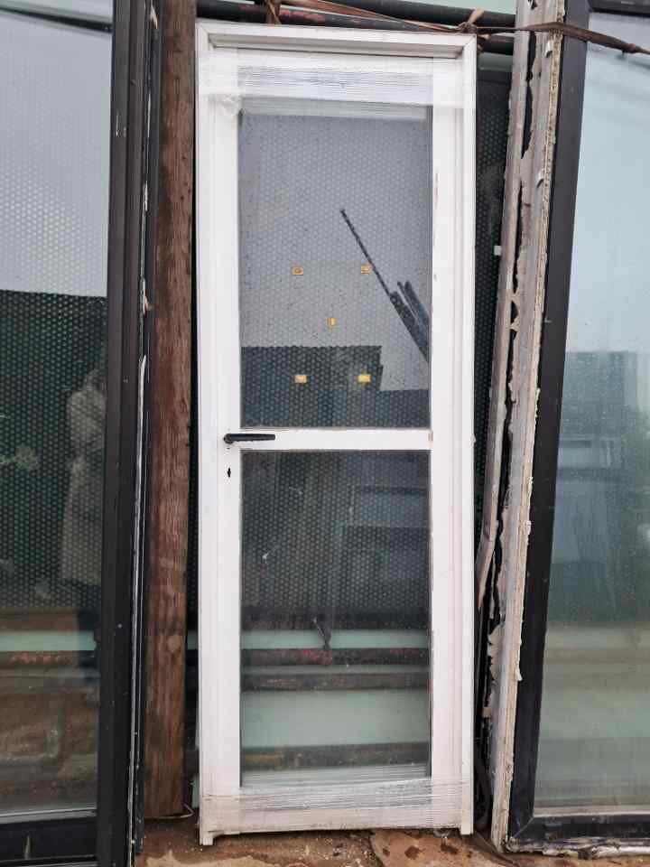 Puerta de Madera con Vidrio y Mosquitero