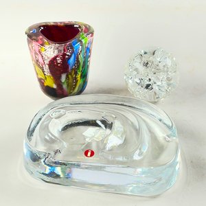 Lote siguiente: Florerito Murano Multicolor, Esfera Hialina y Placa de Cristal "Made in Finland"