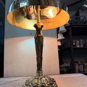 Lámpara de Mesa Antigua en Bronce con Pantalla Repujada y Cabujones - imagen 2