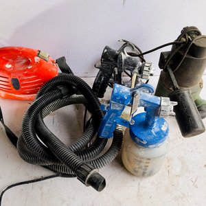 Lote de Herramientas Eléctricas: Engrampadora, Caladora, Atornillador y Compresor de Pintar - imagen 7