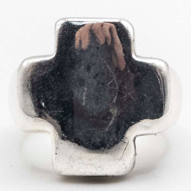 Anillo de Plata Hueco con Diseño Cruz