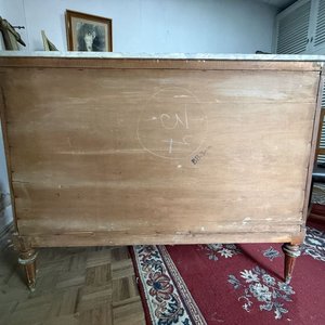 Cómoda Clásica de Madera con Tapa de Mármol y Detalles en Bronce - imagen 4