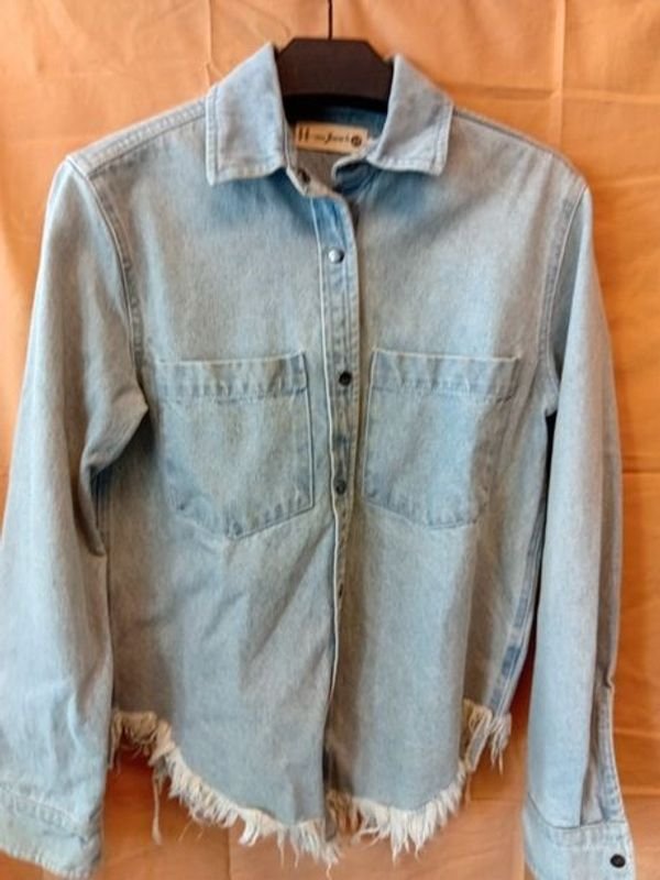 Camisa de jeans marca BH JEANS según grifa talle XS
