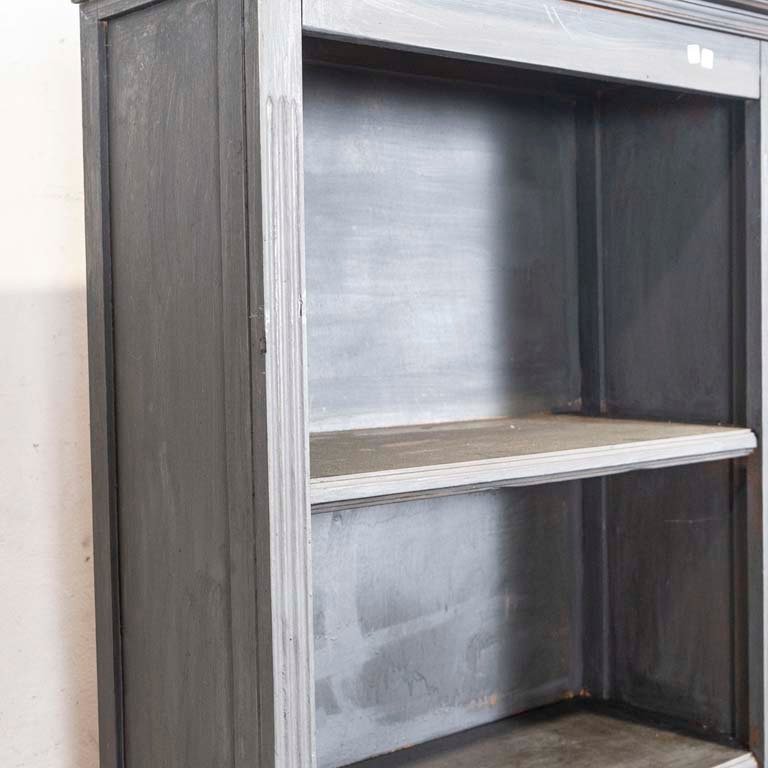 Estante biblioteca con dos cajones de madera, pintado en gris - imagen 3