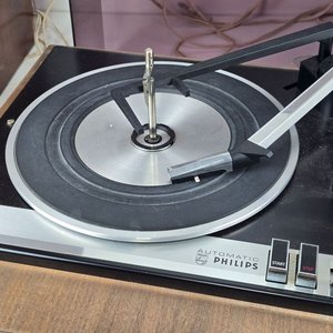 Tocadiscos Philips Vintage con Parlantes de Madera - imagen 4