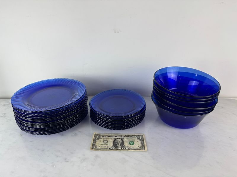 Platos y bowls en vidrio azul de buena calidad