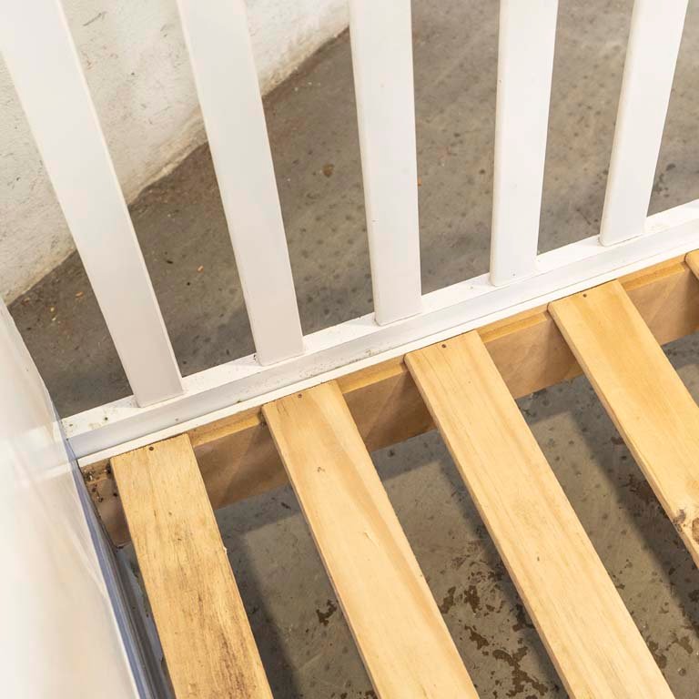 Cuna de bebé de MDF melamínico y madera - imagen 2
