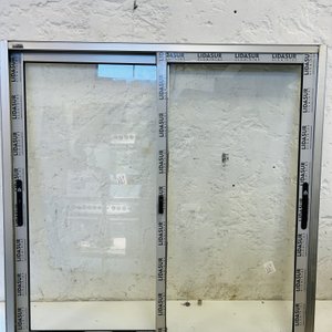 Lote #029a – Ventana de aluminio dos hojas corredizas – 130x130cm - imagen 1