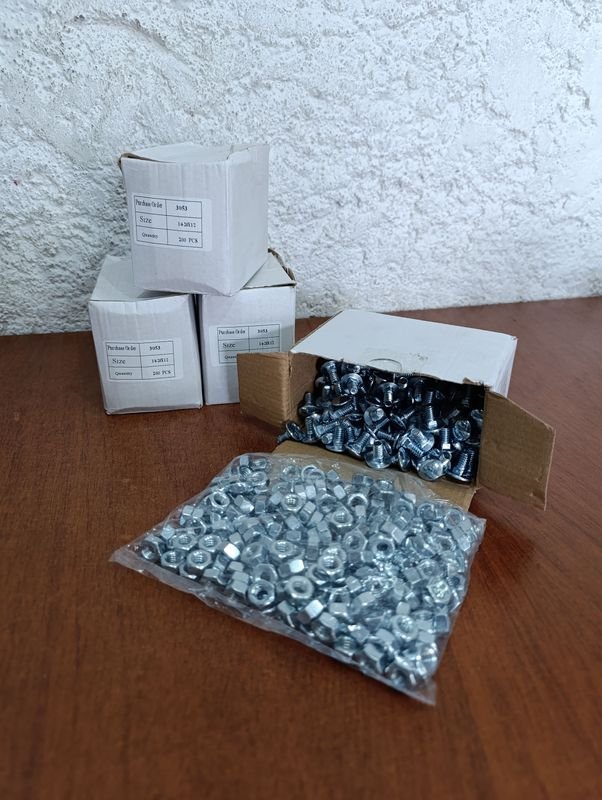 Lote siguiente: Caja con tornillos y tuercas en excelente estado