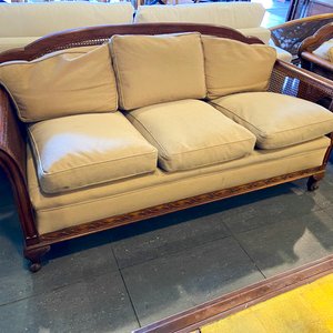 Lote anterior: Sofá y Sillón de Madera con Detalles en Caña