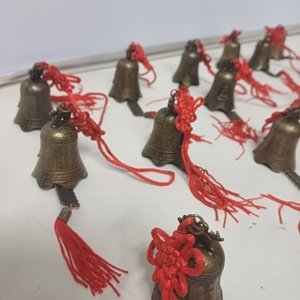 48 Campanitas Metálicas Decorativas con Cordón Rojo - imagen 2