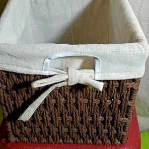 Taburete de cuerina Roja con Canasto Organizador de Fibra y Patas de Madera - imagen 2