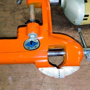 Taladro Black & Decker y Morsa Naranja - imagen 3