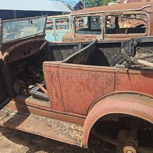 Lote anterior: Antiguo Automóvil Clásico Ruedas y Chapa para Restaurar