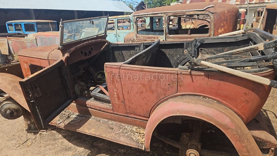 Antiguo Automóvil Clásico Ruedas y Chapa para Restaurar